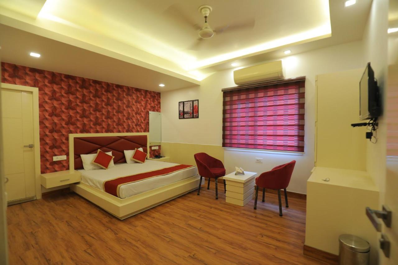 Hotel Sahib'S Red Carpet - The Family & Corporate Hotel Agra  Bagian luar foto