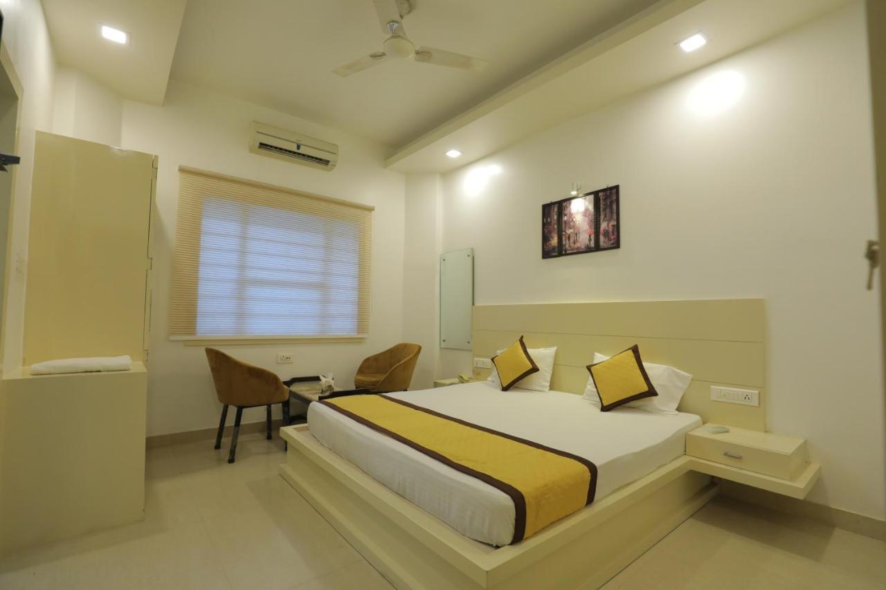 Hotel Sahib'S Red Carpet - The Family & Corporate Hotel Agra  Bagian luar foto