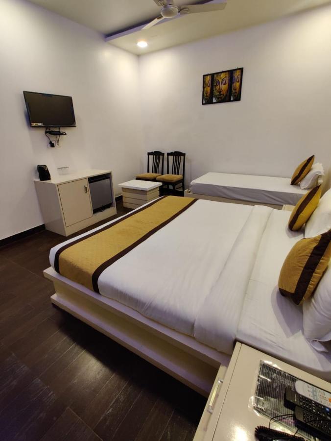 Hotel Sahib'S Red Carpet - The Family & Corporate Hotel Agra  Bagian luar foto