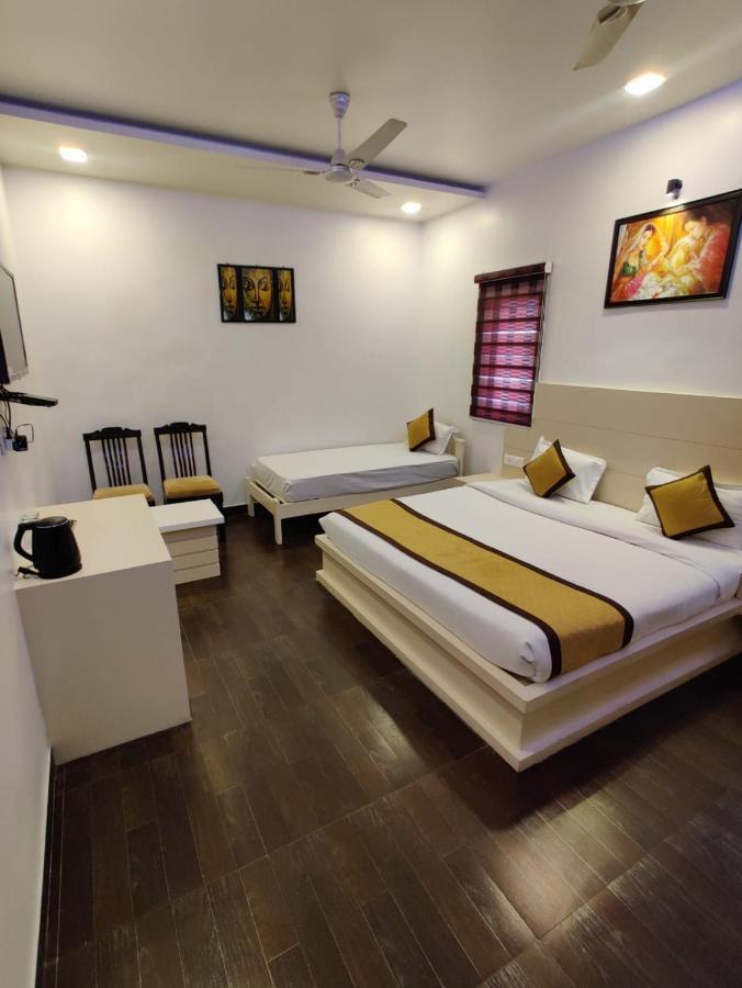 Hotel Sahib'S Red Carpet - The Family & Corporate Hotel Agra  Bagian luar foto