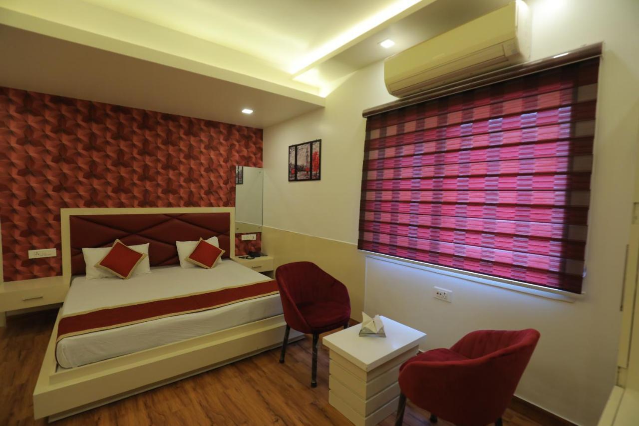 Hotel Sahib'S Red Carpet - The Family & Corporate Hotel Agra  Bagian luar foto